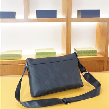 BURBERRY   2026新款男生時尚包包 尺寸：31*21*5CM