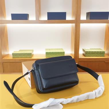 LOUIS VUITTON   2026新款男生時尚包包 尺寸：24x18x7CM
