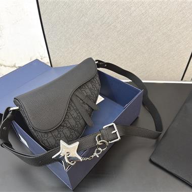 DIOR   2026新款男生時尚包包 尺寸：17*26CM