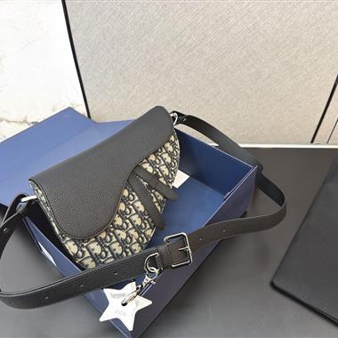 DIOR   2026新款男生時尚包包 尺寸：17*26CM