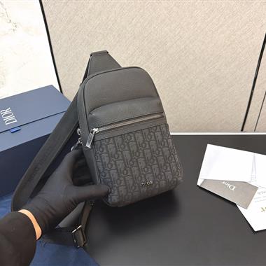 DIOR   2026新款男生時尚包包 尺寸：17*26CM