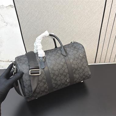 COACH     2026新款男生時尚包包 尺寸：35*21CM