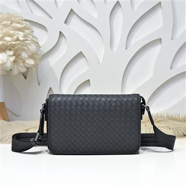 BOTTEGA VENETA   2026新款男生時尚包包 尺寸：24*17*7CM