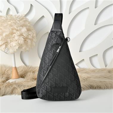 DIOR   2026新款男生時尚包包 尺寸：21*39*7CM