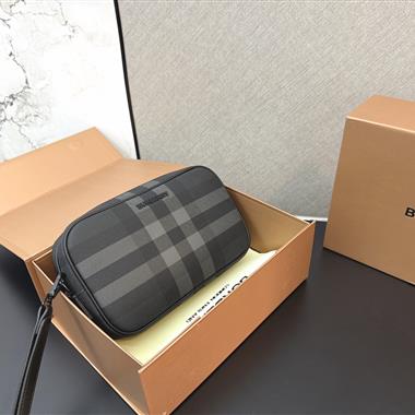 BURBERRY    2026新款男生時尚包包 尺寸：24*15CM