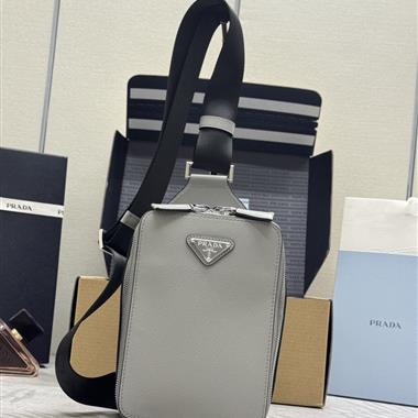 PRADA   2026新款男生時尚包包 尺寸：14*20*5CM