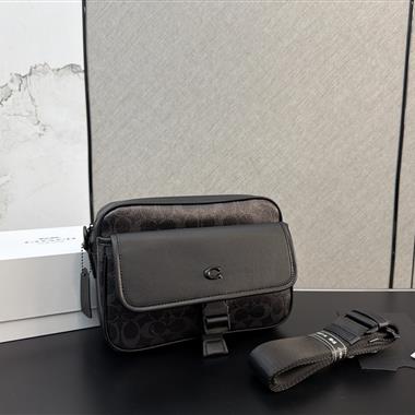COACH  2026新款男生時尚包包 尺寸：22*15CM