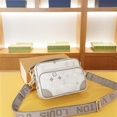 LOUIS VUITTON   2026新款男生時尚包包  尺寸：22x16x7CM