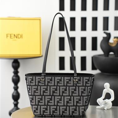 FENDI   2026新款女生時尚包包 尺寸：23X19.5×15CM