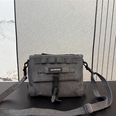BALENCIAGA   2026新款男生時尚包包  尺寸：22x 19 CM