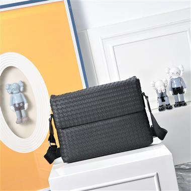 BOTTEGA VENETA   2026新款男生時尚包包   尺寸：32x4 x25CM