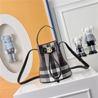 BURBERRY  2026新款女生時尚包包   尺寸：15*20CM