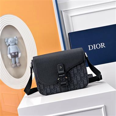 DIOR   2026新款男生時尚包包   尺寸：23 x 18 x 6CM