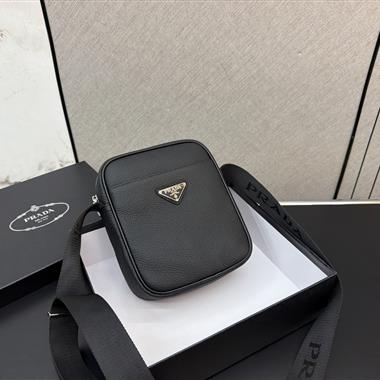 PRADA   2026新款男生時尚包包 尺寸：23*18CM