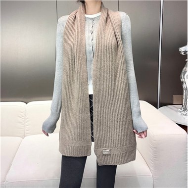 MIUMIU  2026秋冬新款時尚圍巾  尺寸：180-30